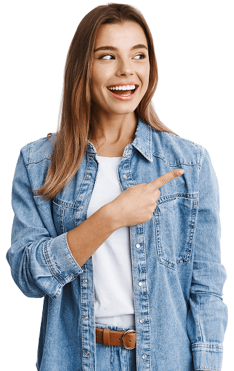 mujer con camisa de jean senalando a la derecha codigos ia y desarrollo de software